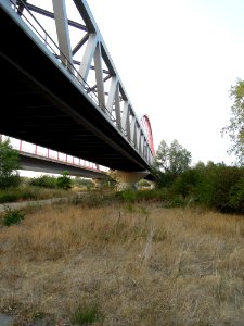 Elbebrücken südlich Wittenberg -Untersicht der Bahnbrücke am Südende mit Blick auf Fachwerk und Bogen- Ende August 2018a