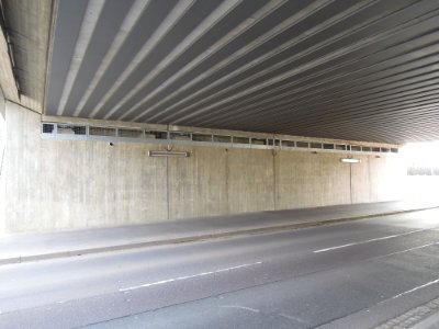 Eisenbahnüberführung über die Werkstraße in Böhlen südlich des Bahnhofs -Untersicht- im März 2018