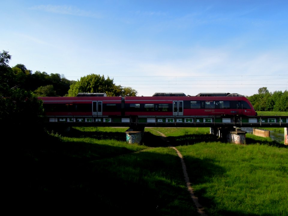 Eisenbahnüberführung über die Neue Luppe im Verlauf des Heuwegs in Leipzig -Westliche Öffnungen mit Last- im Mai 2019