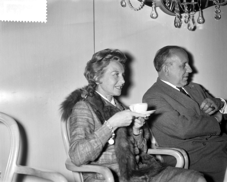 Elisabeht Bergner en O E Hasse (persconferentie), Bestanddeelnr 911-3485