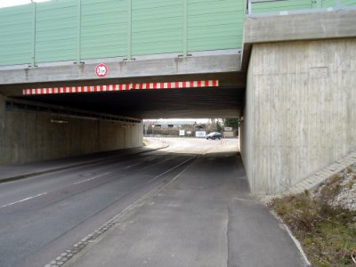 Eisenbahnüberführung über die Werkstraße in Böhlen südlich des Bahnhofs -Ostansicht- im März 2018