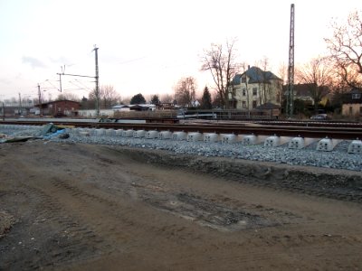 Eisenbahnüberführung Neue Harth - Draufsicht auf die neue Walzträger-in-Beton-Brücke im März 2018c