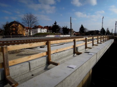Eisenbahnbrücke der Bahnstrecke Leipzig-Hof in der Zwenkauer Straße in Böhlen OT Großdeuben -Draufsicht- im März 2018