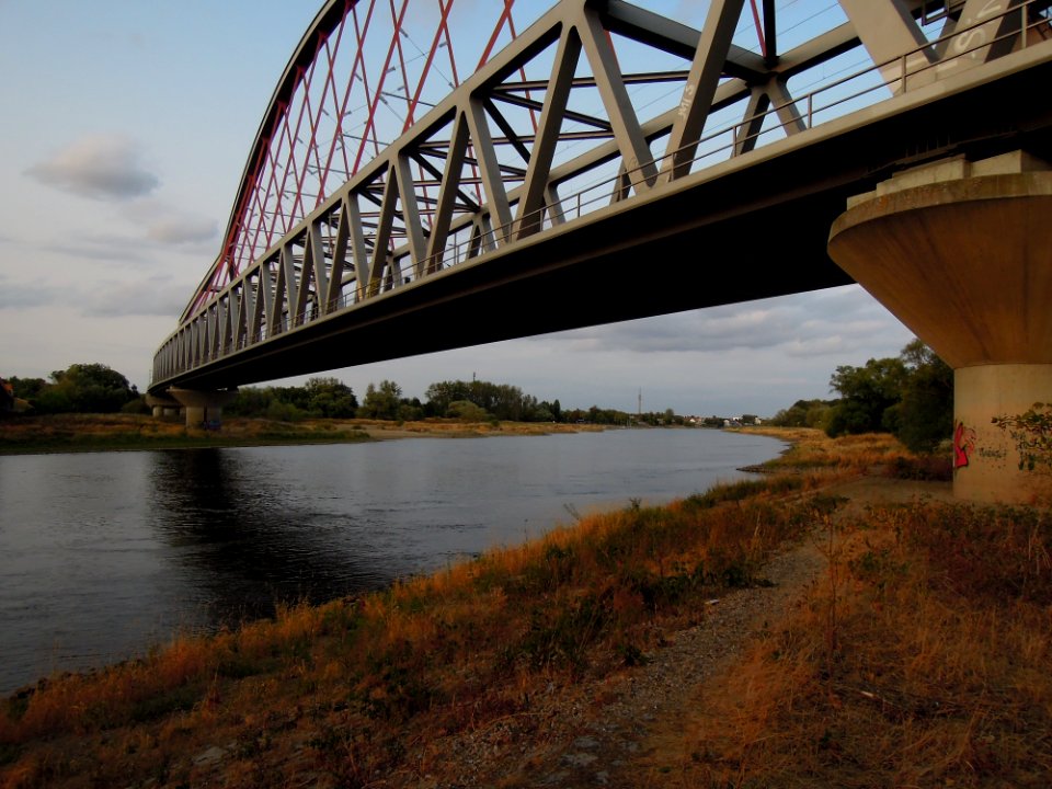 Elbebrücken südlich Wittenberg -Dreiviertelsicht der Bahnbrücke von Südwest- Ende August 2018b