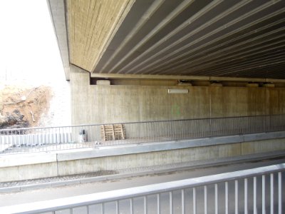 Eisenbahnbrücke der Bahnstrecke Leipzig-Hof in der Zwenkauer Straße in Böhlen OT Großdeuben -Untersicht- im März 2018