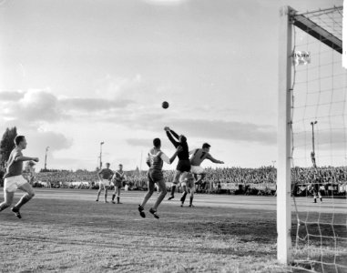 Elinkwijk tegen Volewijckers. Spelmoment voor het doel, Bestanddeelnr 912-7004