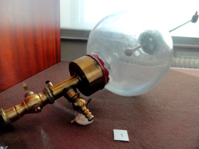 Electric egg, mid 19th century - Cabinet of Physics (Arppeanum) - - DSC05167