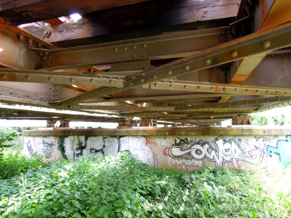 Eisenbahnüberführung über die Weiße Elster im Verlauf des Heuwegs in Leipzig -Pfeiler 1 von West, Untersicht- im Juni 2019a