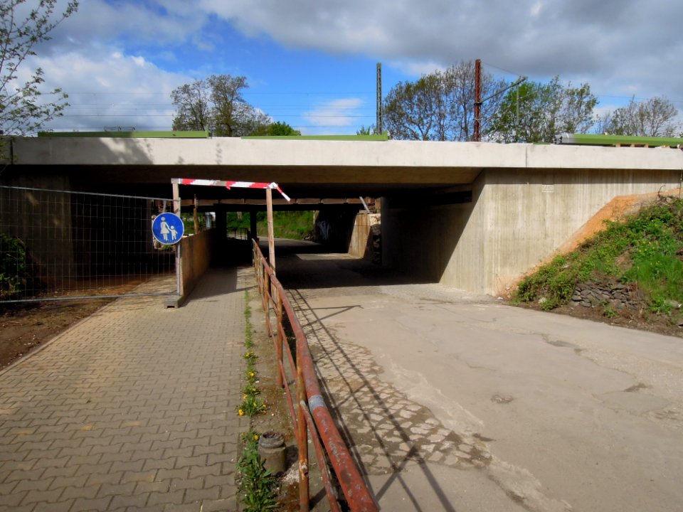 Eisenbahnüberführung Neue Harth in Gaschwitz -Ostansicht- Ende April 2018