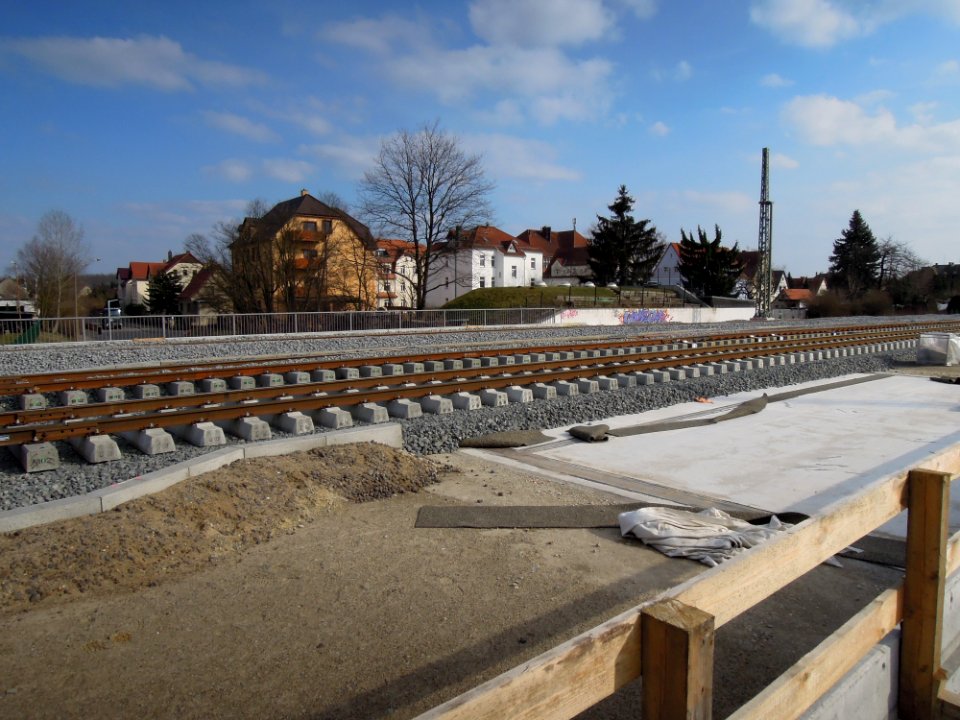 Eisenbahnbrücke der Bahnstrecke Leipzig-Hof in der Zwenkauer Straße in Böhlen OT Großdeuben -Nutzfläche- im März 2018
