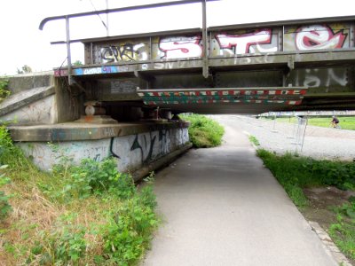 Eisenbahnüberführung über die Neue Luppe im Verlauf des Heuwegs in Leipzig -Östliches Widerlager, ehemalige Fußgängerunterführung- im Juni 2019