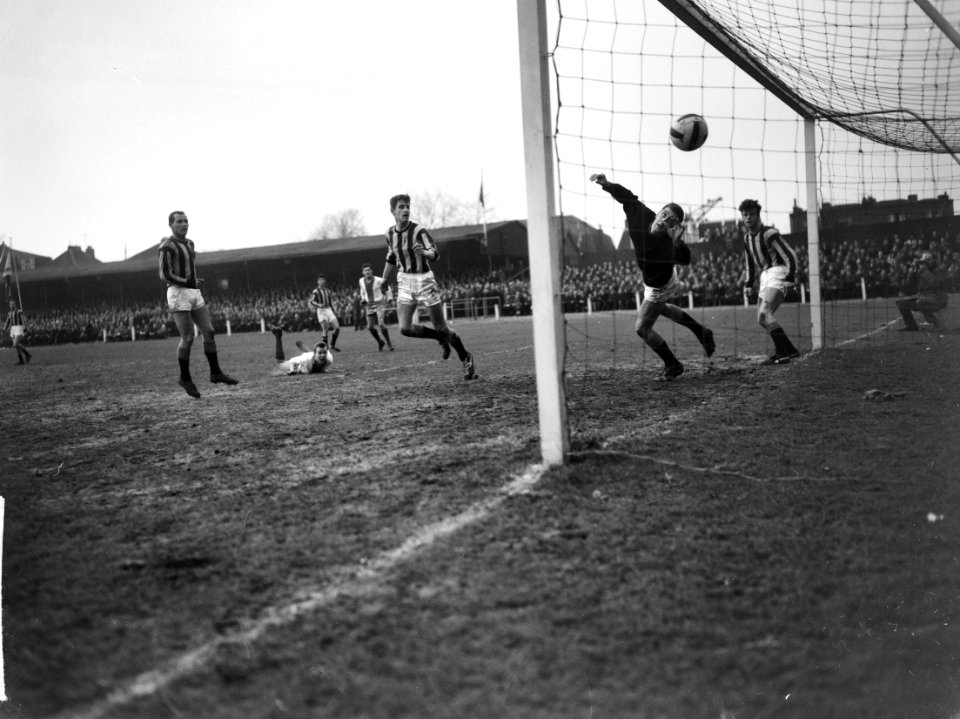 Elinkwijk tegen Velox 2-0, Geertjes, Van de Ledden , Sluyks , Van Hanegem en Van, Bestanddeelnr 916-2077
