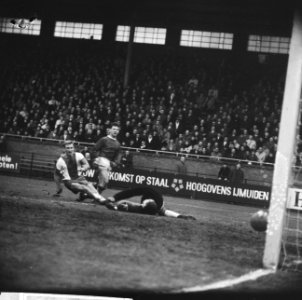 Elinkwijk - Ajax 0-7. Het zevende doelpunt, hard ingeschoten door Prins, naast h, Bestanddeelnr 918-7302