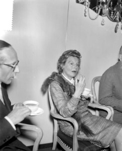 Elisabeht Bergner en O E Hasse (persconferentie), Bestanddeelnr 911-3484