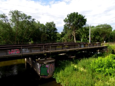 Eisenbahnüberführung über die Weiße Elster im Verlauf des Heuwegs in Leipzig -Westliches Widerlager und Hauptöffnung- im Juni 2019