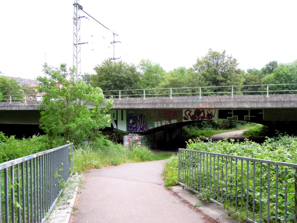 Eisenbahnüberführung über die Mühlpleiße in Leipzig -Fußgängerunterführung am westlichen Widerlager- im Juni 2019