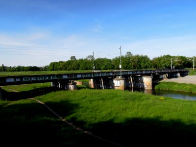 Eisenbahnüberführung über die Neue Luppe im Verlauf des Heuwegs in Leipzig -Dreiviertelsicht von Südwest- im Mai 2019b