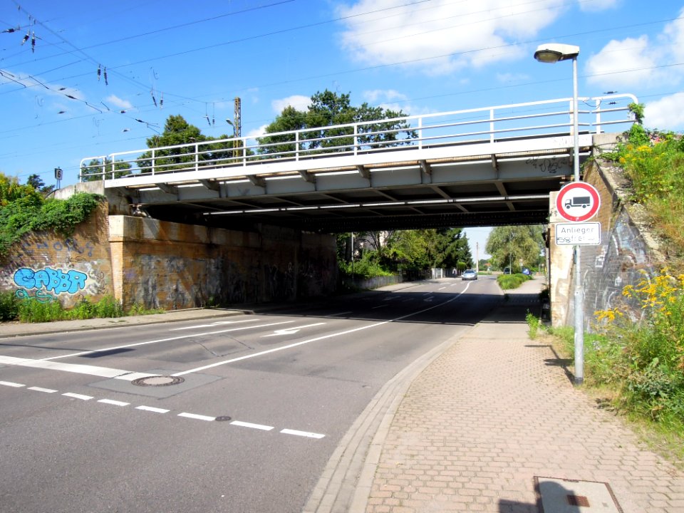 Eisenbahnüberführung Viaduktweg mit kürzlich eingesetzten Behelfsbrücken in Wiederitzsch 2017a