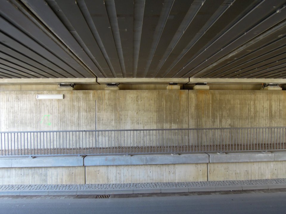 Eisenbahnbrücke der Bahnstrecke Leipzig-Hof in der Zwenkauer Straße in Böhlen OT Großdeuben -Widerlager-Süd- im März 2018