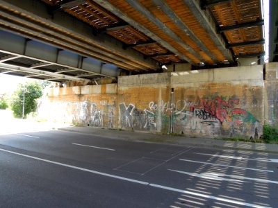 Eisenbahnüberführung Viaduktweg mit kürzlich eingesetzten Behelfsbrücken in Wiederitzsch 2017b