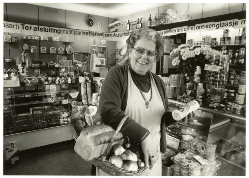 Elisabeth van der Geest in haar broon- en banketwinkel aan de Romeinenstraat nummer 8. NL-HlmNHA 54027057