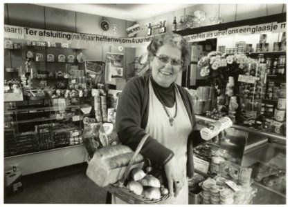 Elisabeth van der Geest in haar broon- en banketwinkel aan de Romeinenstraat nummer 8. NL-HlmNHA 54027057