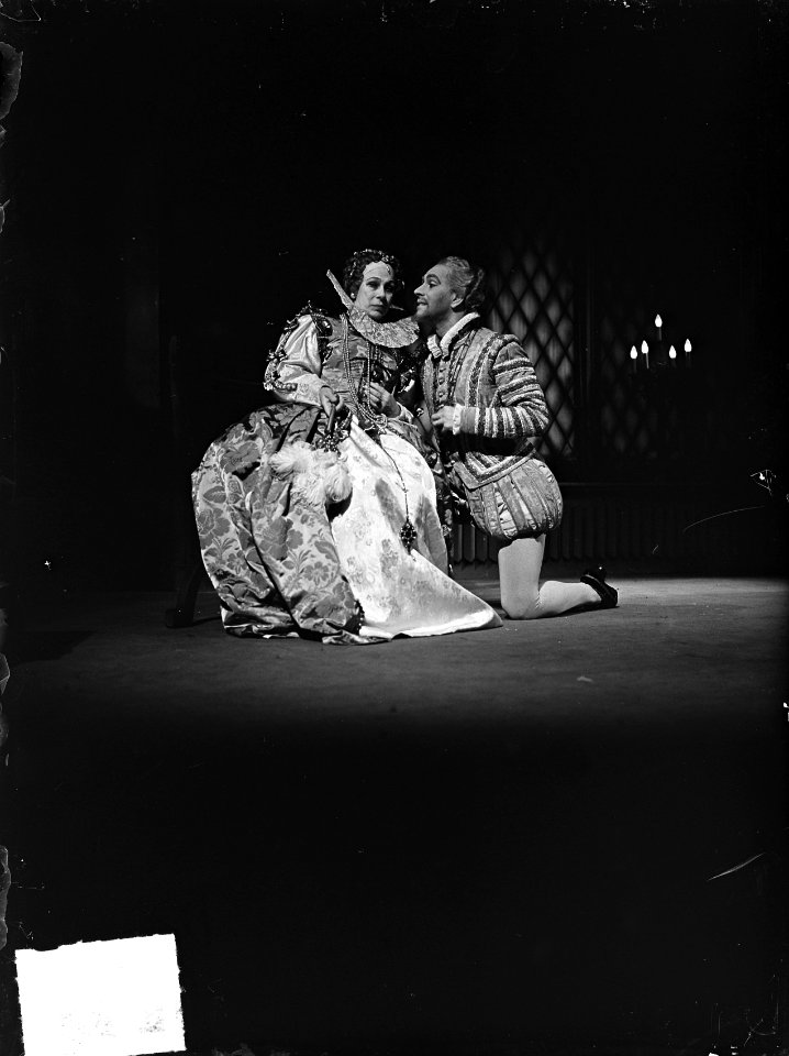 Elisabeth bij amateur toneelgezelschap, Bestanddeelnr 903-3033