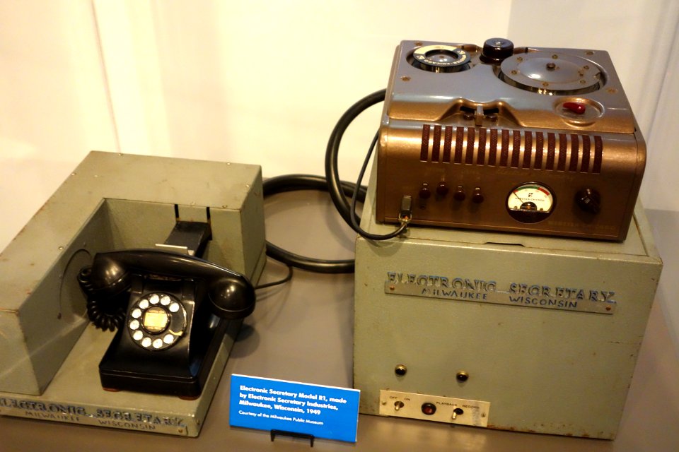 Electronic Secretary Model R1, view 1, made by Electronic Secretary Industries, Milwaukee, Wisconsin, 1949 - Wisconsin Historical Museum - DSC02809