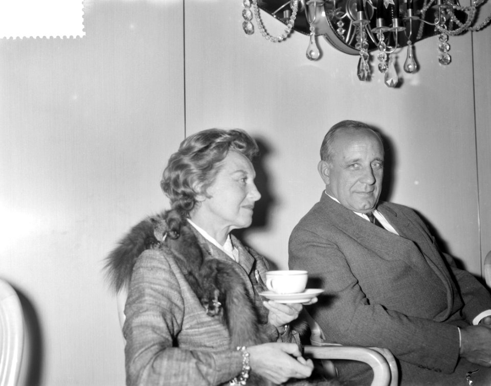 Elisabeht Bergner en O E Hasse (persconferentie), Bestanddeelnr 911-3486