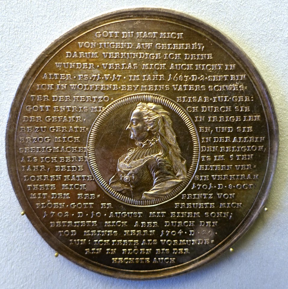 Elisabeth Sophie Marie, Herzogin von Braunschweig-Wolfenbuttel, life history medal, by Friedrich Wilhelm Schmidt, 1760 - Bode-Museum - DSC02817