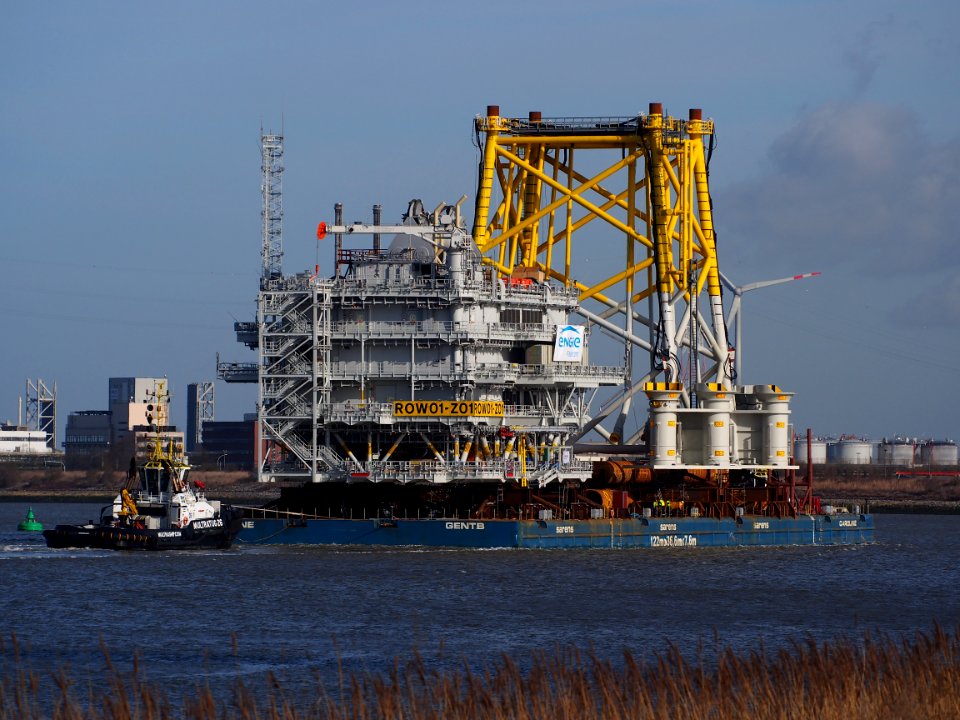 Electrical offshore substation ROW01-Z01 on Sarens barge Caroline