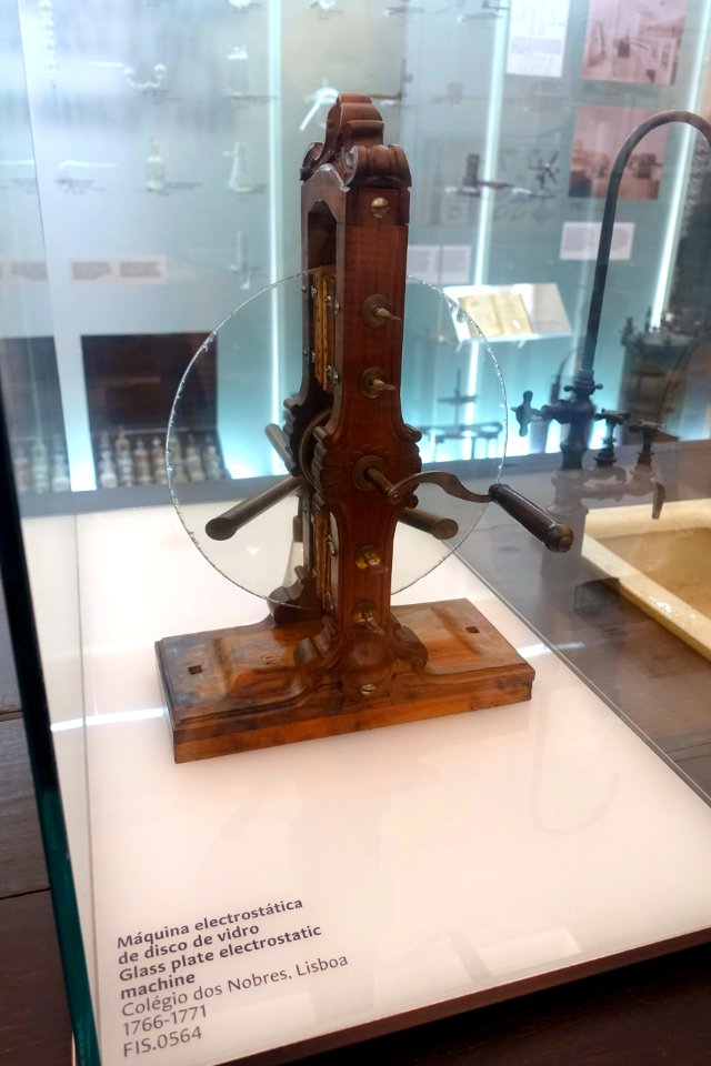 Electrostatic machine (glass plate), Colegio dos Nobres, Lisboa, 1766-1771 - Museu da Ciência da Universidade de Coimbra - University of Coimbra - Coimbra, Portugal - DSC09063