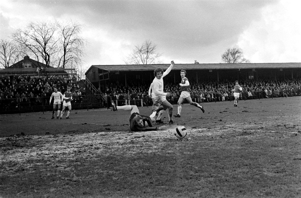 Elinkwijk tegen Volewijck 2-1. Keeper Duits (V) laat bal door, Bestanddeelnr 923-2353
