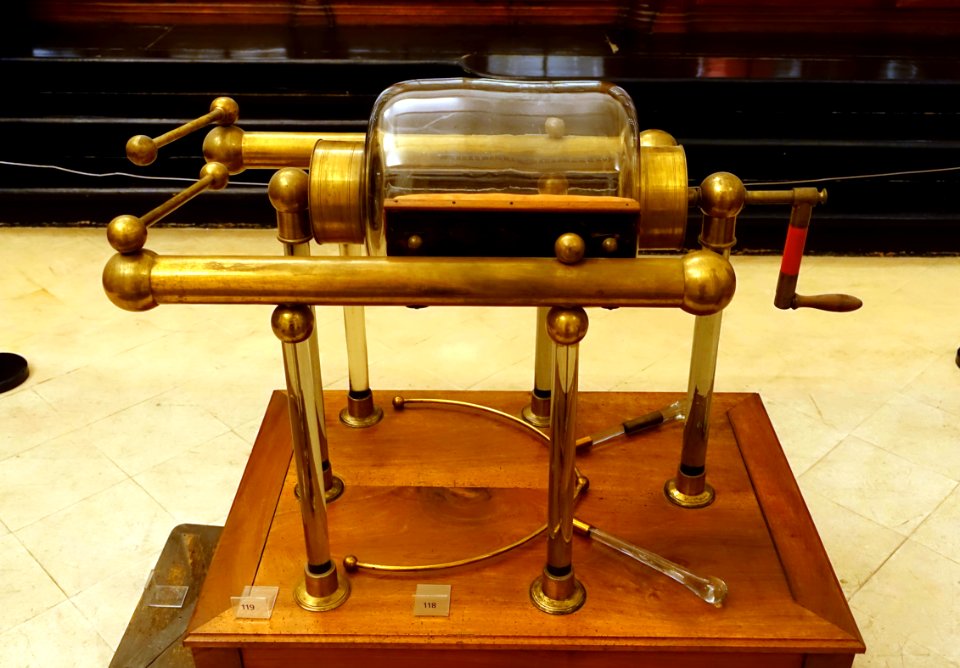 Electrostatic machine with glass cylinder, 1824-1851 - Museu da Ciência da Universidade de Coimbra - University of Coimbra - Coimbra, Portugal - DSC09142
