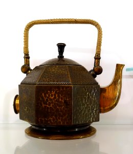 Electric kettle, designed by Peter Behrens, AEG, Berlin, 1909, copper, rattan, wood - Museum für Angewandte Kunst Köln - Cologne, Germany - DSC09630
