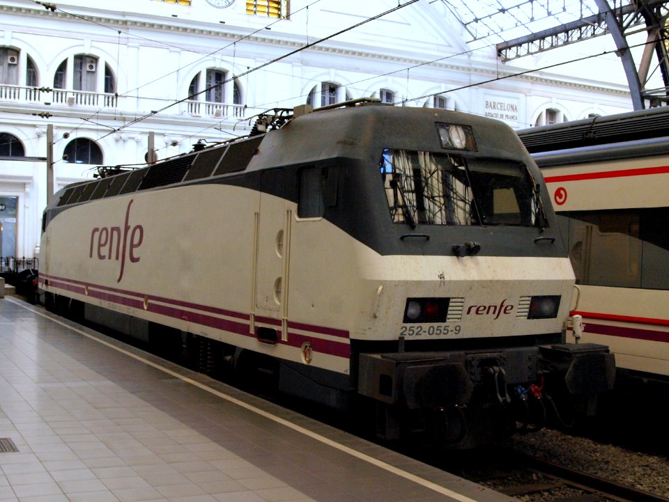 Electric loc in Barcelona, Renfe 252-055-9 pic2