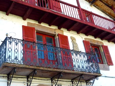 Elizondo (Baztan) - Ventanas y balcones 03
