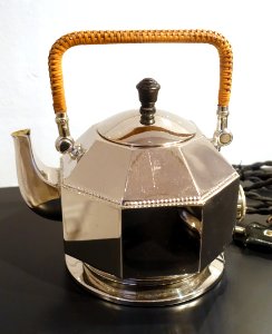 Electric water kettle, AEG, Berlin and Frankfurt am Main, 1909, nickel-plated brass, wood, bast - Bröhan Museum, Berlin - DSC04081