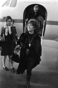 Elizabeth Taylor verlaat het vliegtuig, Bestanddeelnr 924-3581 photo