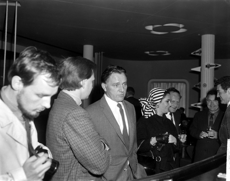 Elizabeth Taylor en Richard Burton in Nederland, aan de bar in Hotel Huis ter Du, Bestanddeelnr 917-6851