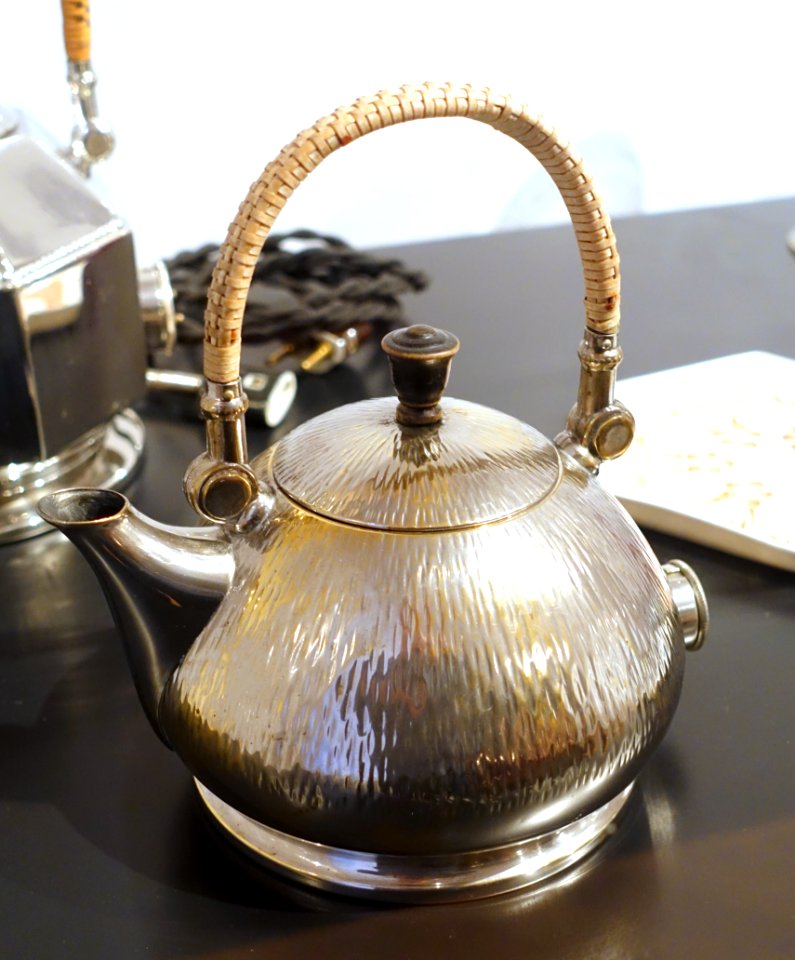 Electric water kettle, Bing-Werke AG, Nurnberg, 1909, nickel-plated brass, wood, bast - Bröhan Museum, Berlin - DSC04082