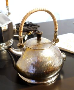 Electric water kettle, Bing-Werke AG, Nurnberg, 1909, nickel-plated brass, wood, bast - Bröhan Museum, Berlin - DSC04082