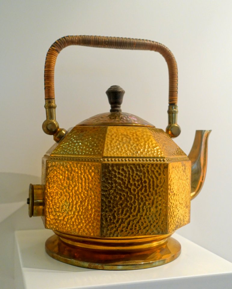 Electric water kettle, designed by Peter Behrens, AEG, Berlin, c. 1909, brass - Museum Künstlerkolonie Darmstadt - Mathildenhöhe - Darmstadt, Germany - DSC06390