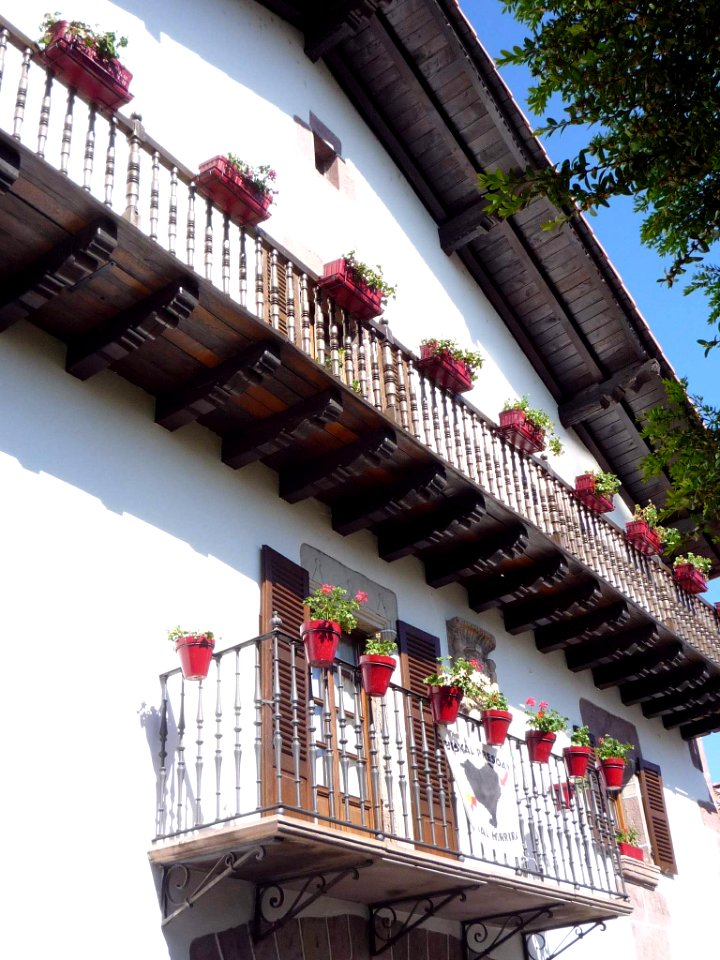 Elizondo (Baztan) - Ventanas y balcones 14