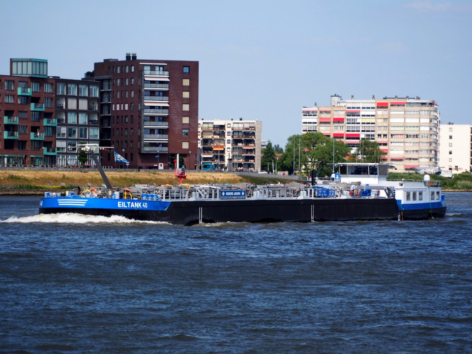 Elitank 40 - ENI 04807330 op de Beneden Merwede, Dordrecht, pic1