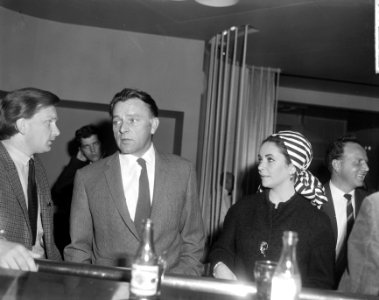 Elizabeth Taylor en Richard Burton in Nederland, aan de bar in Hotel Huis ter Du, Bestanddeelnr 917-6853 photo