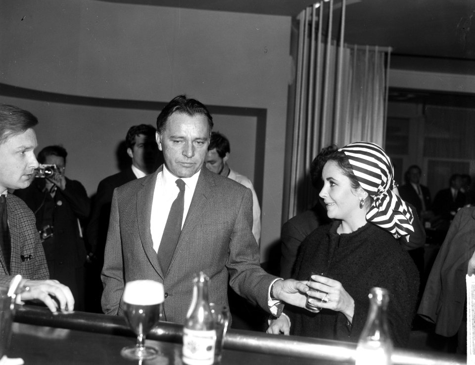 Elizabeth Taylor en Richard Burton in Nederland, aan de bar in Hotel Huis ter Du, Bestanddeelnr 917-6849