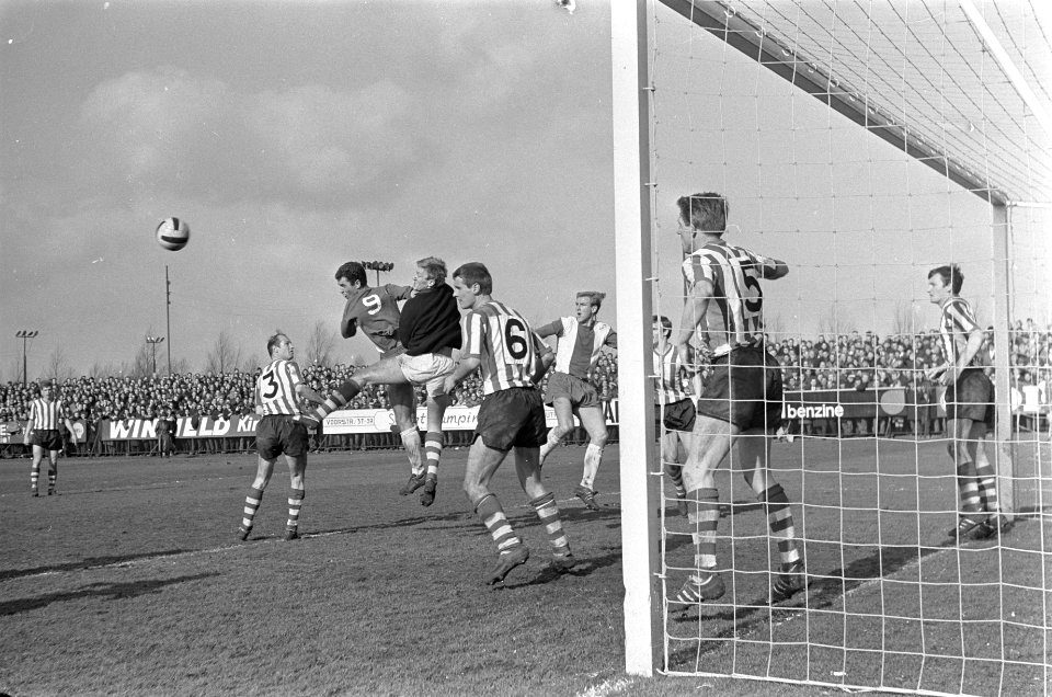 Elinkwijk tegen Sparta 1-1, aanval Elinkwijk, keeper Doesburg weet bal weg te we, Bestanddeelnr 920-1723