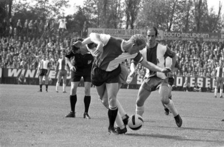 Elinkwijk tegen Feyenoord 1-5, Romeyn (Feyenoord) in duel met Van Tamelen , rech, Bestanddeelnr 920-3337