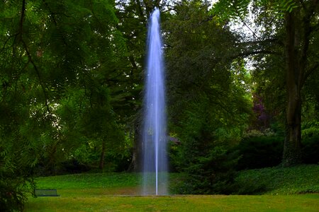 Water feature wet spray